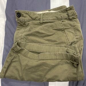 Hollister Size 38 Lenghth 7 Green Shorts